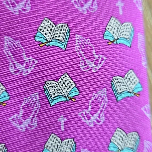 Prayer Hands and Bibles necktie - Picture 2 of 4